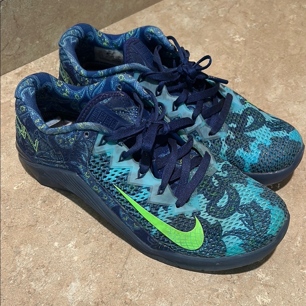 Nike metcons, only used a couple times. Size 10